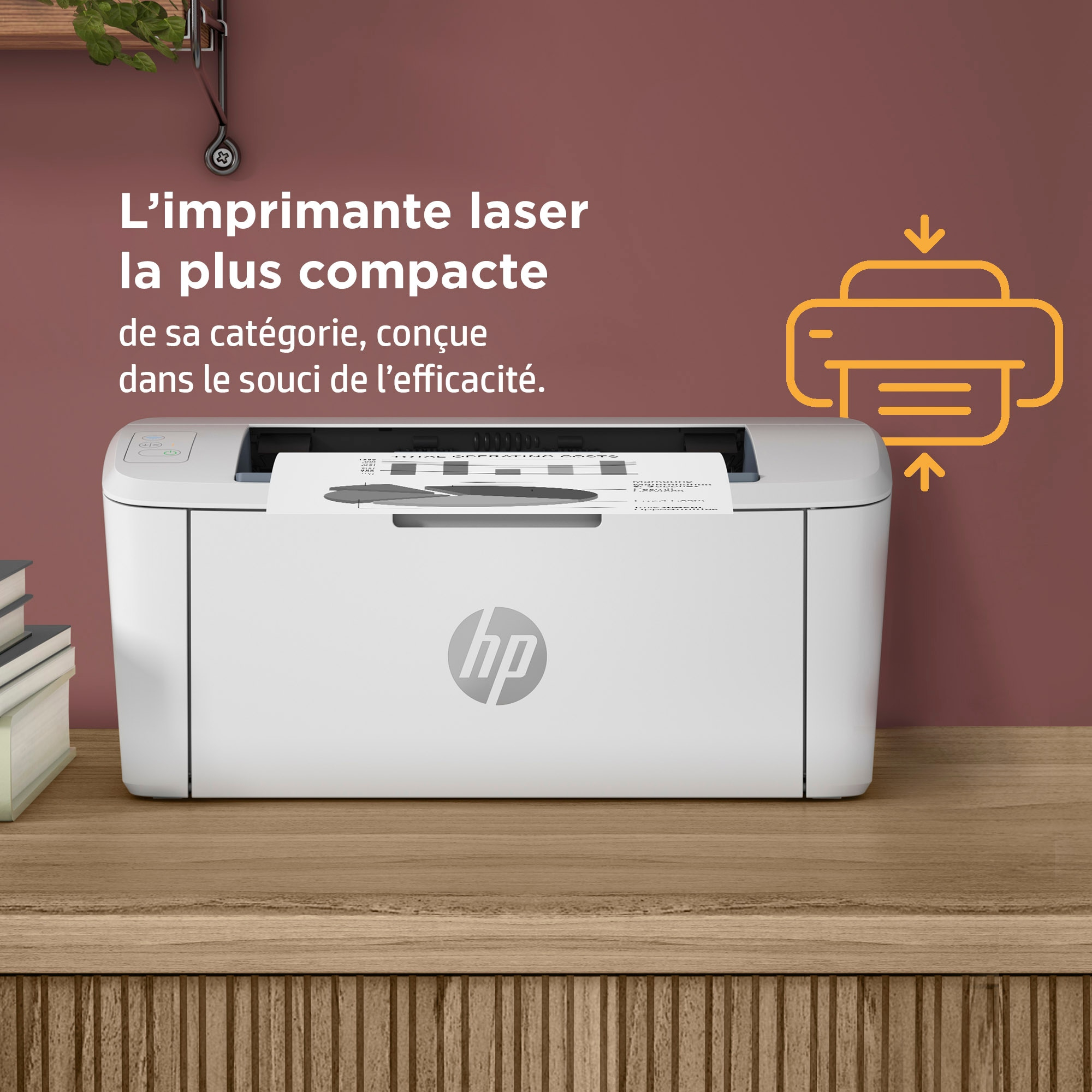 Weißer HP-Drucker auf einem Holzschreibtisch, aus dem Papier kommt. Es gibt eine Pflanze und ein gelbes Druckersymbol.