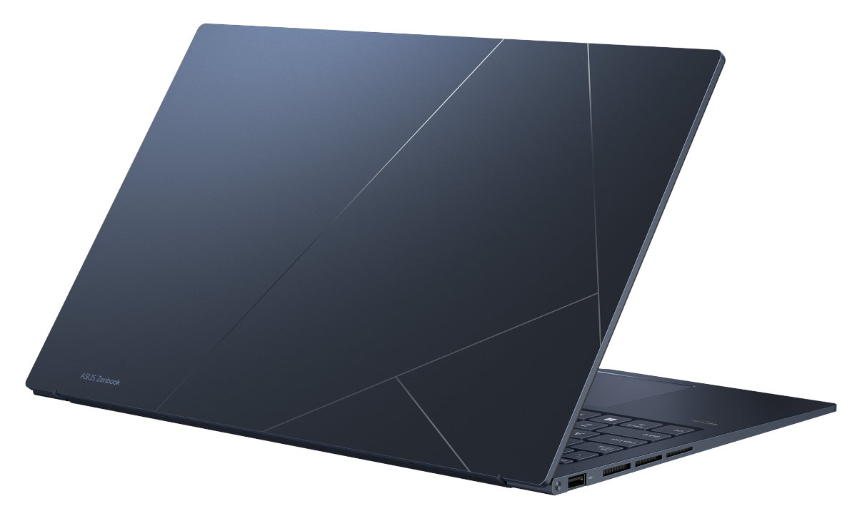 Niebieski tył laptopa, pod kątem, ze srebrnymi liniami. Logo ASUS Zenbook w lewym dolnym rogu.