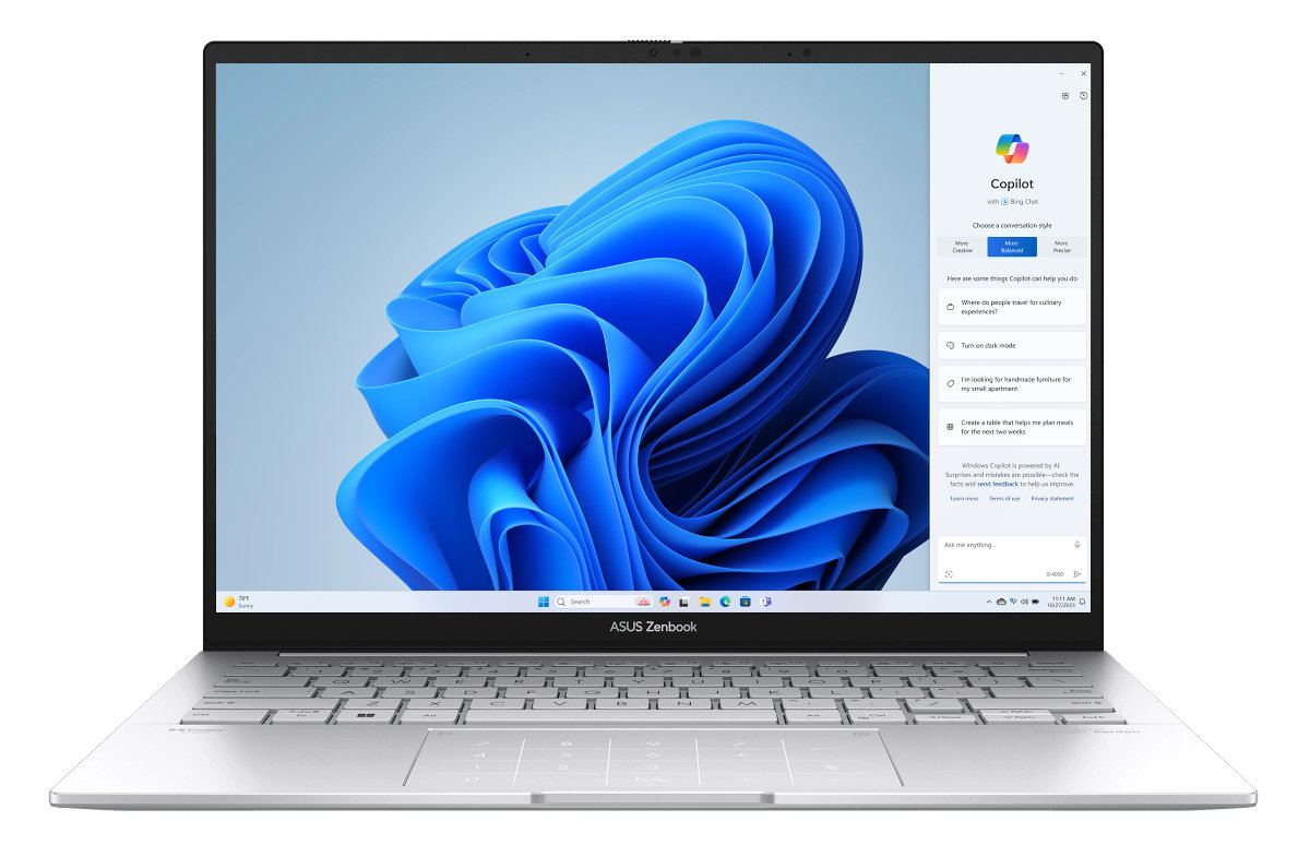 Otwarty srebrny laptop ASUS Zenbook, pokazujący interfejs CoPilot na ekranie. Posiada niebieskie abstrakcyjne tło.