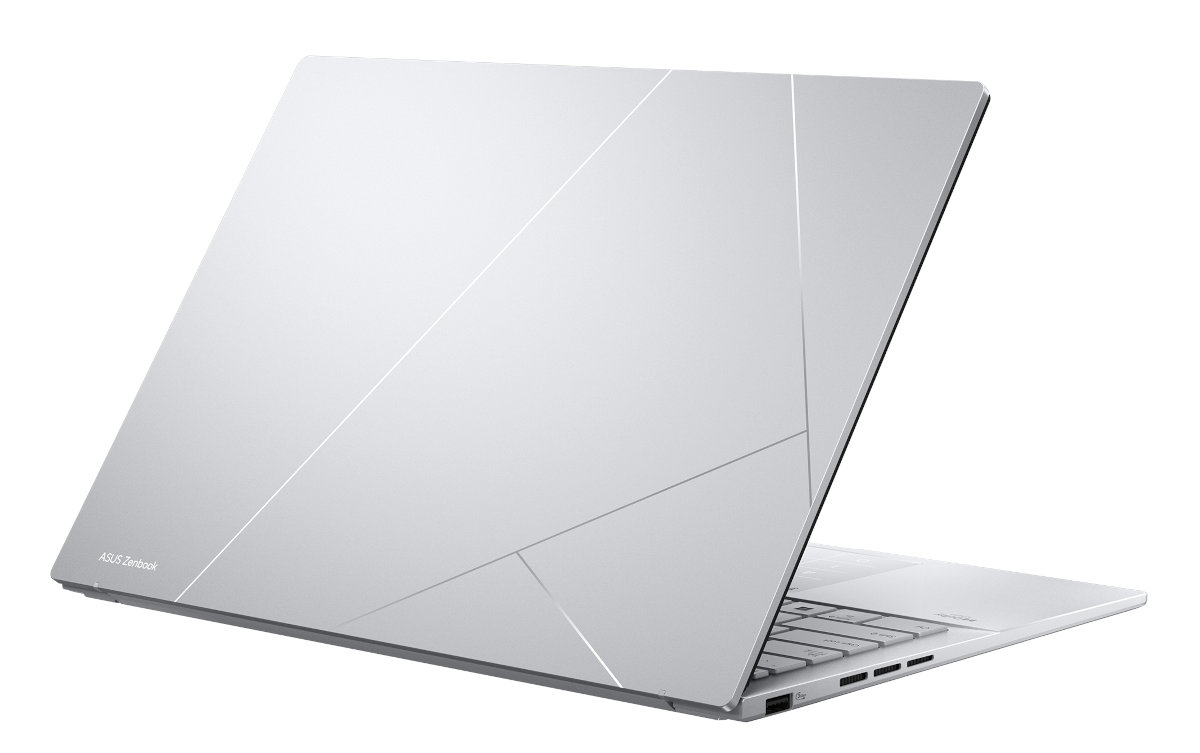 Srebrny laptop ASUS Zenbook. Otwarty, odchylony w prawo. Tył ma geometryczny wzór. Widoczne ASUS Zenbook.