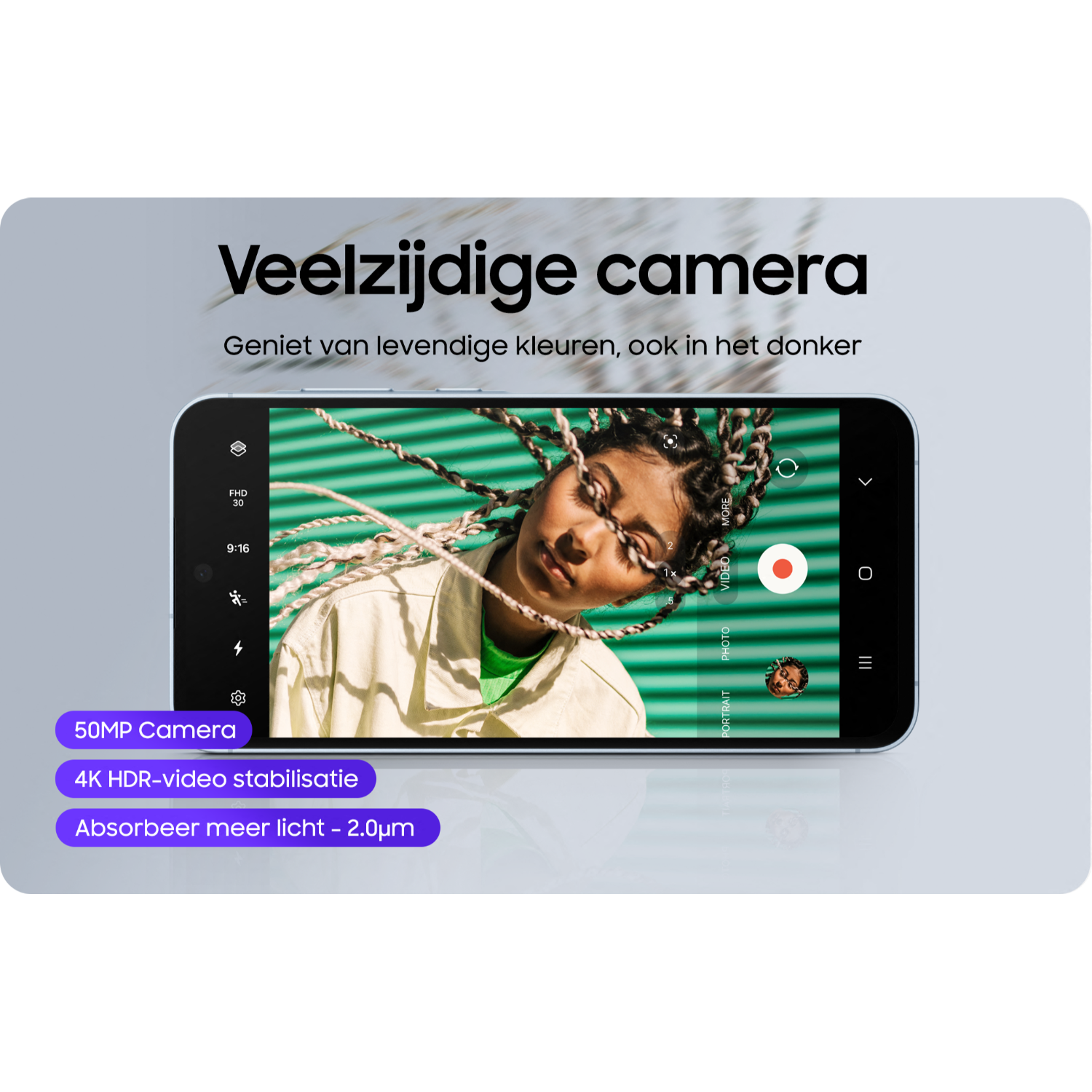 Telefoon toont gezicht van vrouw, tekst: 'Veelzijdige camera' en camera specificaties.