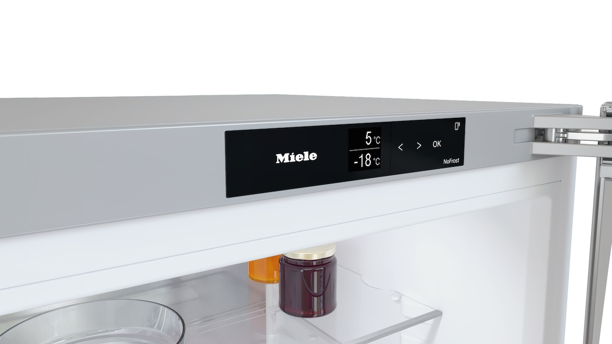 Nahaufnahme im Kühlschrank mit Temperaturanzeige und Gläsern und Schalen.