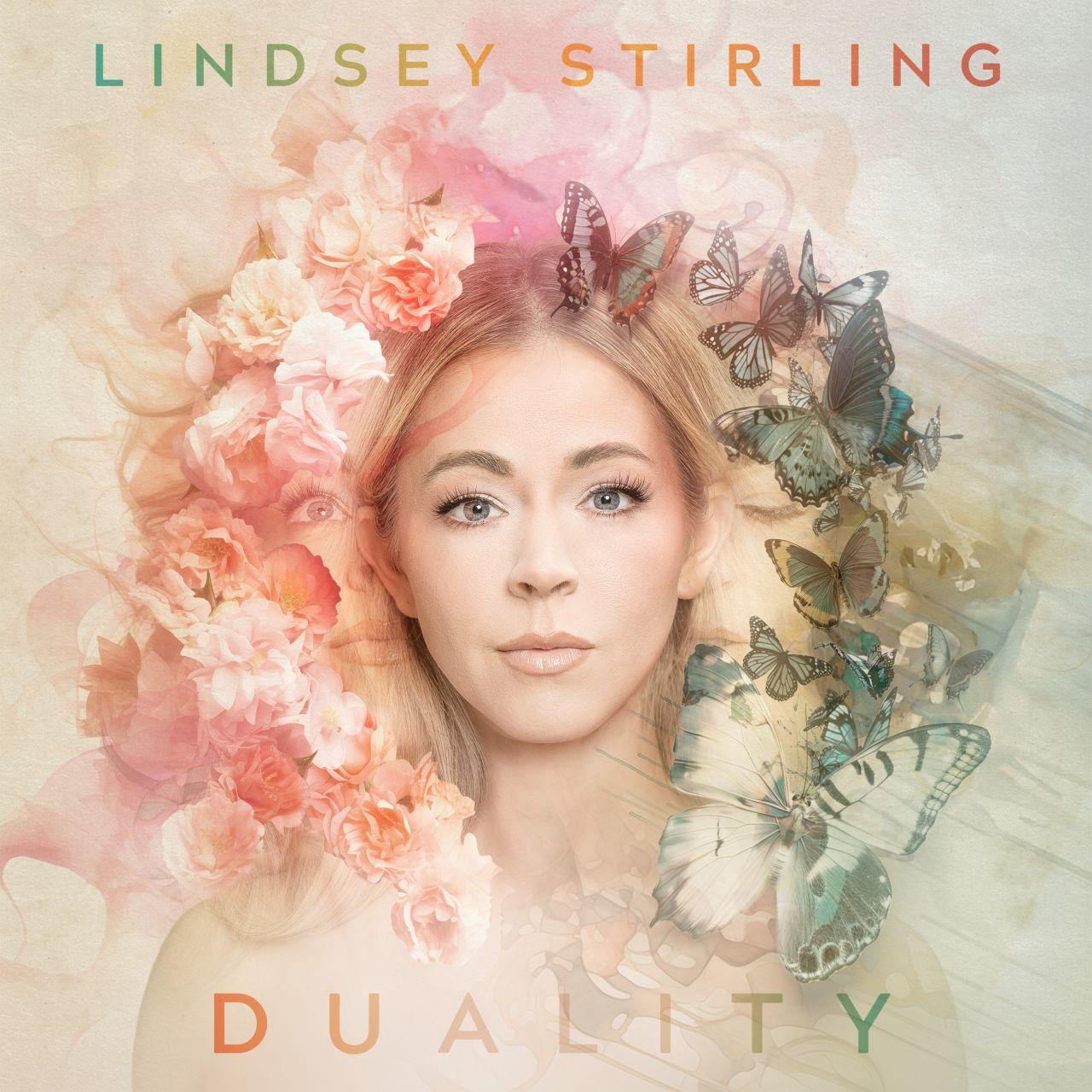 Albumcover: Lindsey Stirling mit Blumen und Schmetterlingen. Titel: Duality.