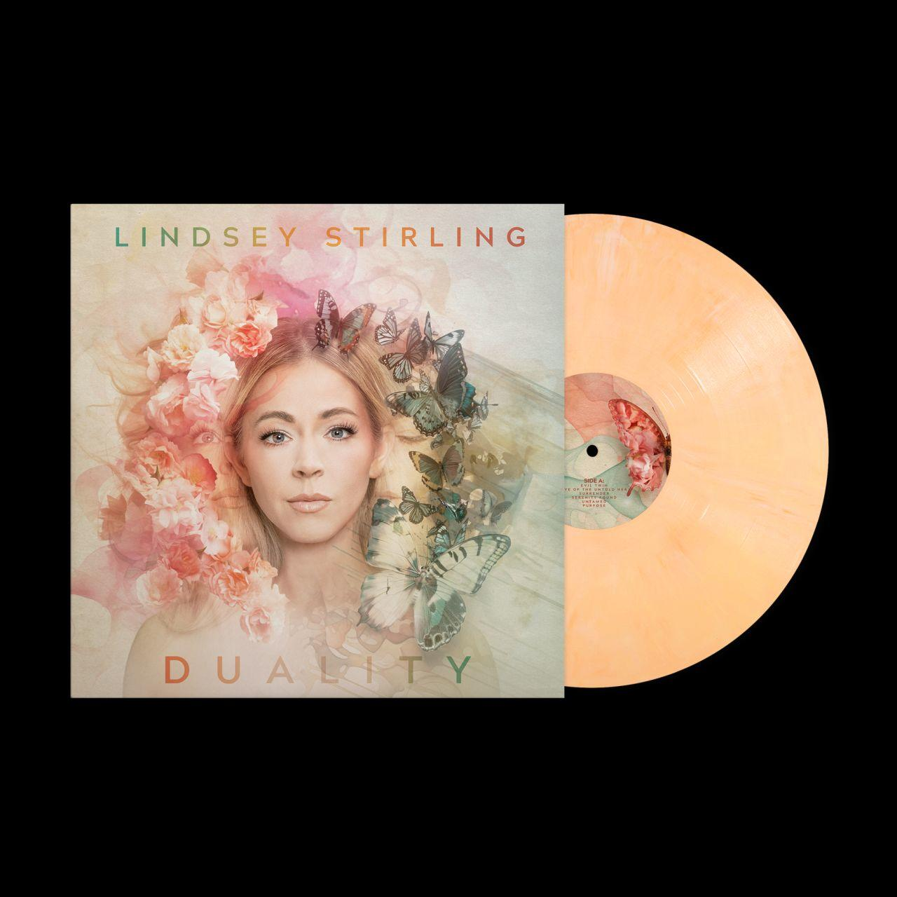 Vinyl-Schallplatte mit Albumcover. Frau mit Schmetterlingen und Blumen. Pink und orange Vinyl.