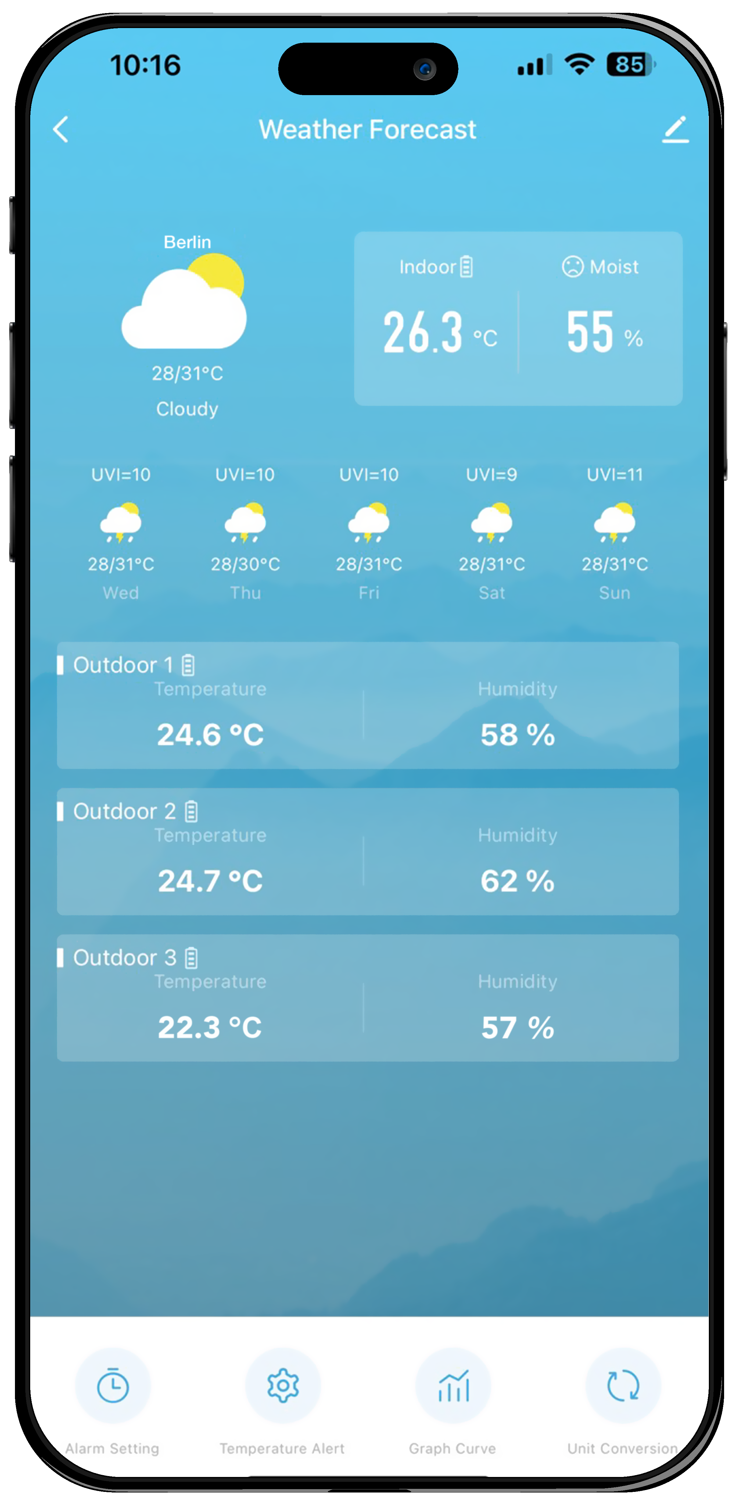 Smartphone mit Wettervorhersage. Zeigt Temperatur, Luftfeuchtigkeit und tägliche Wetterbedingungen für Berlin.