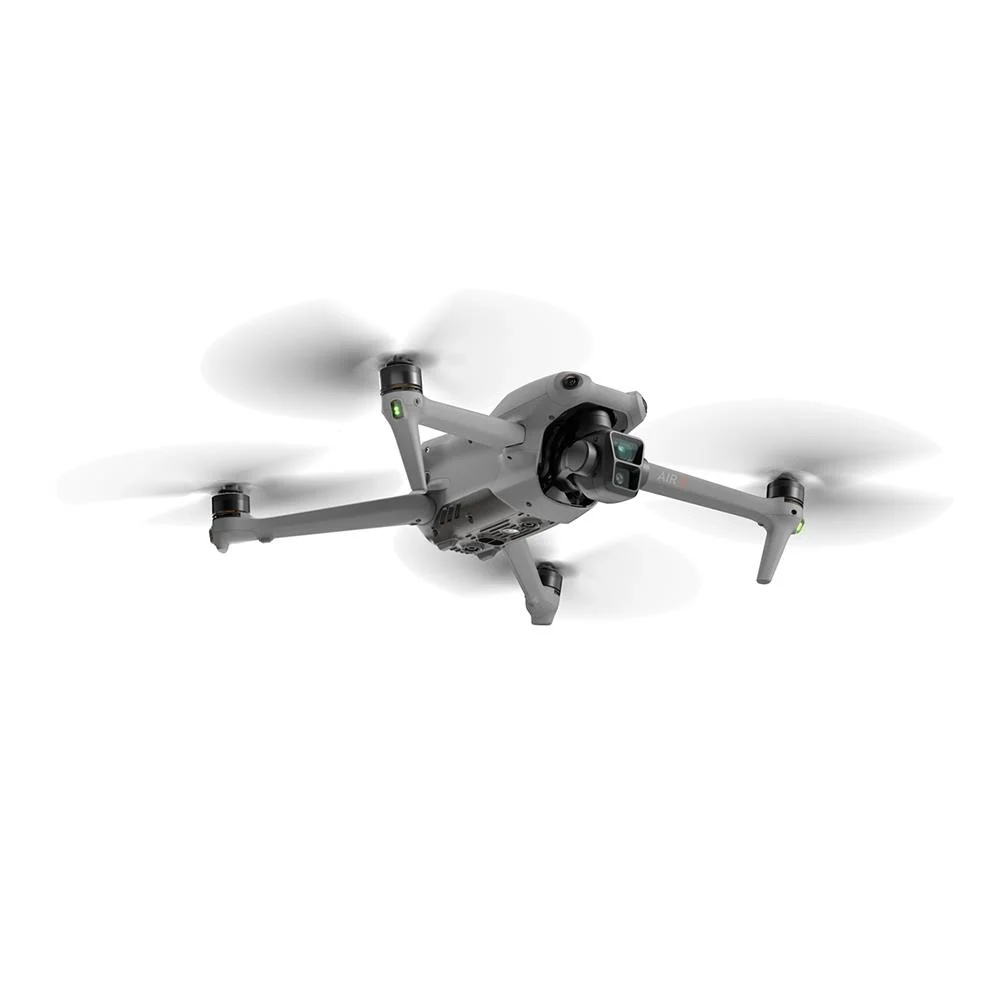Dört pervaneli gri drone uçuşta, pervaneler bulanık.