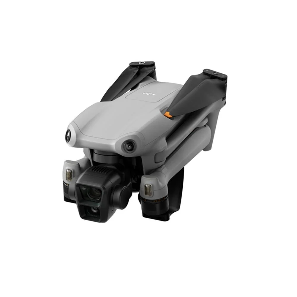 Siyah pervaneleri ve önünde kamerası olan gri bir drone.