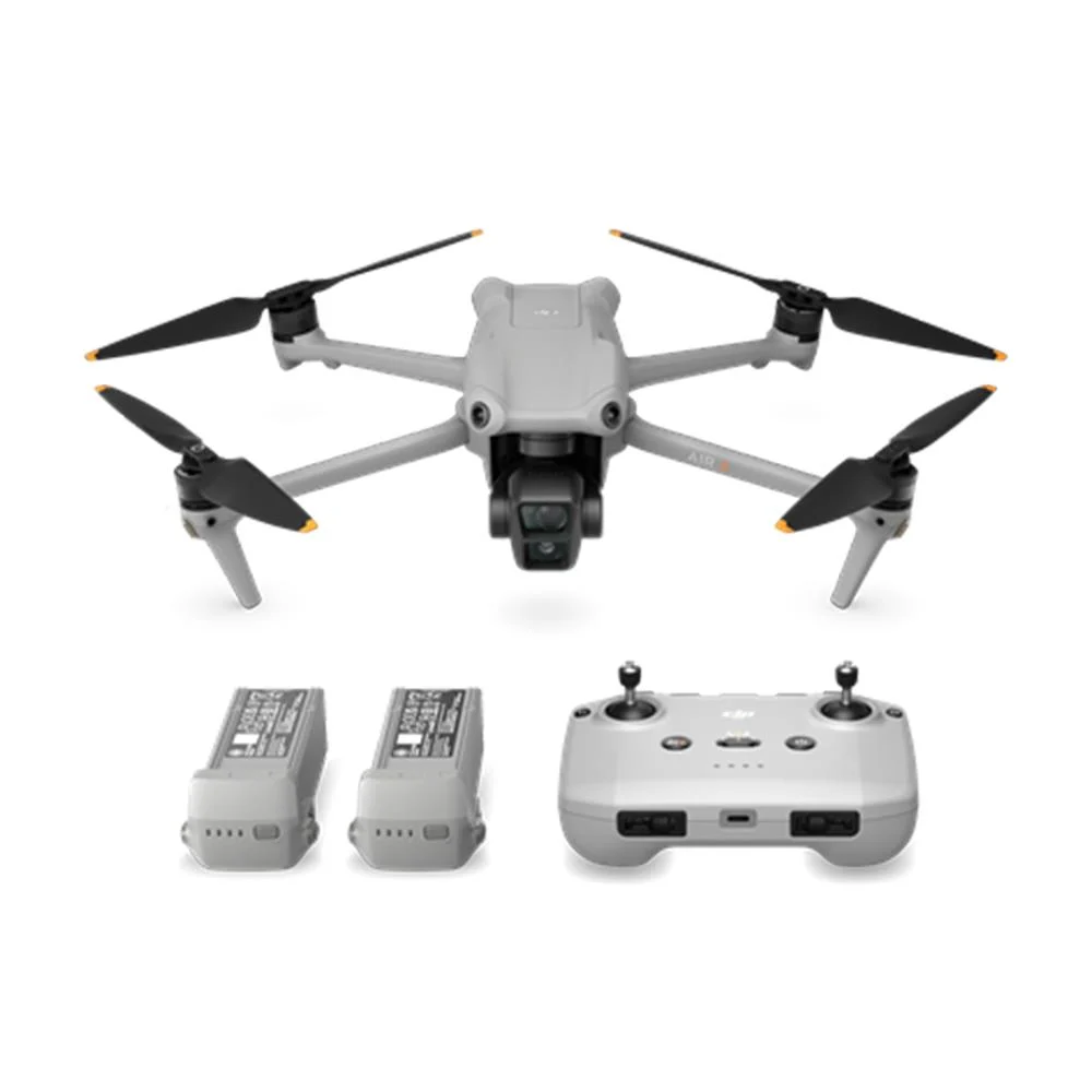 Beyaz zemin üzerinde drone, uzaktan kumanda ve piller. Drone gri renkte ve dört pervaneye sahip.