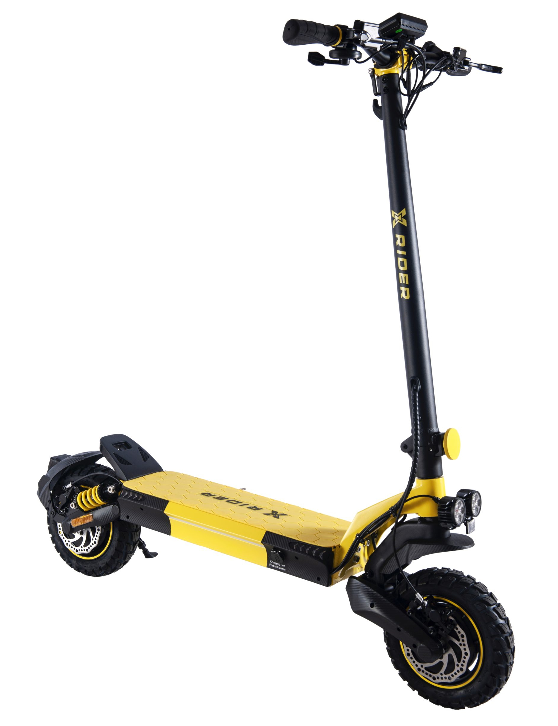 Żółto-czarna hulajnoga elektryczna na białym tle. Ma żółty podest i duże koła.