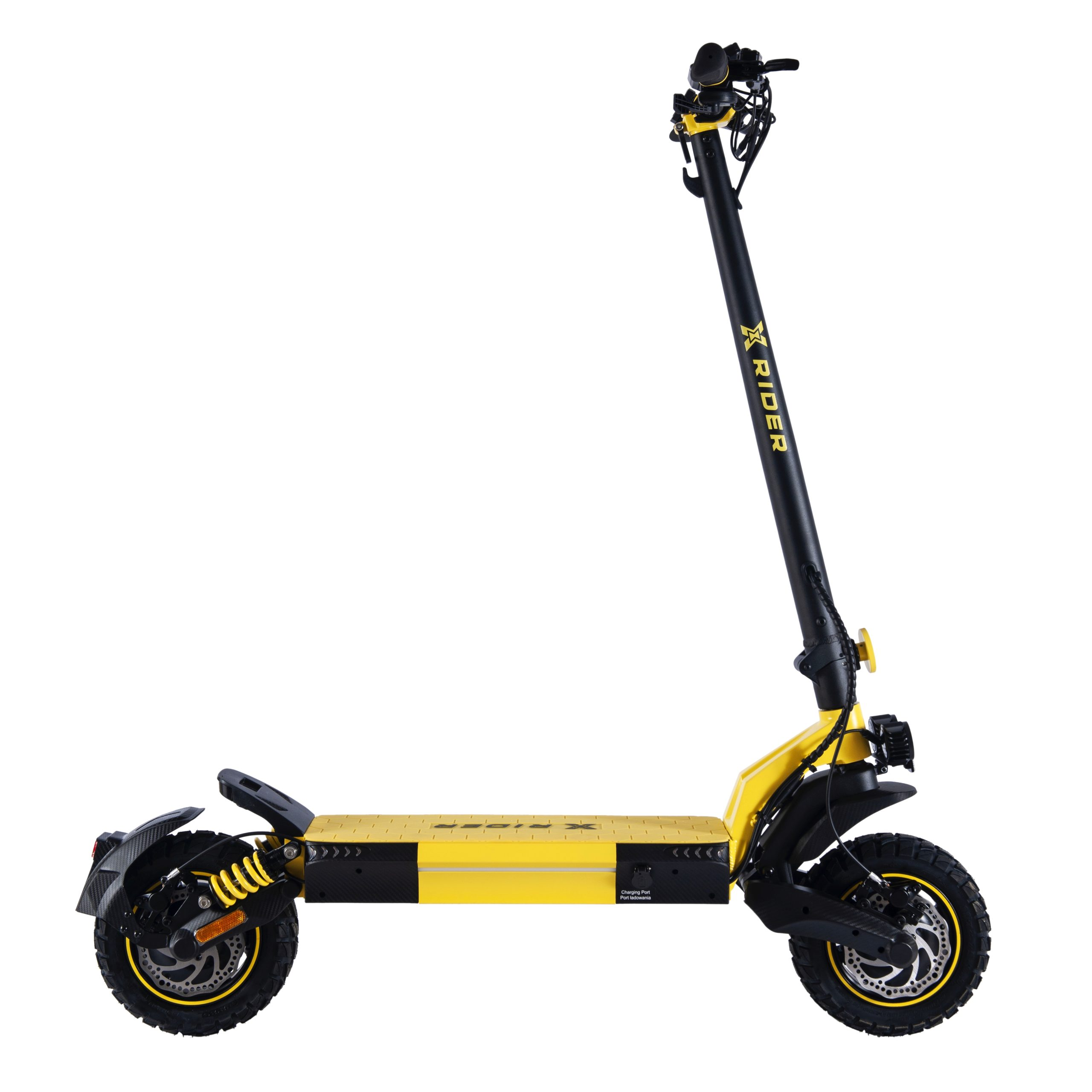 Żółto-czarna hulajnoga elektryczna. Ma dwa koła, kierownicę i podpórkę. Białe tło.