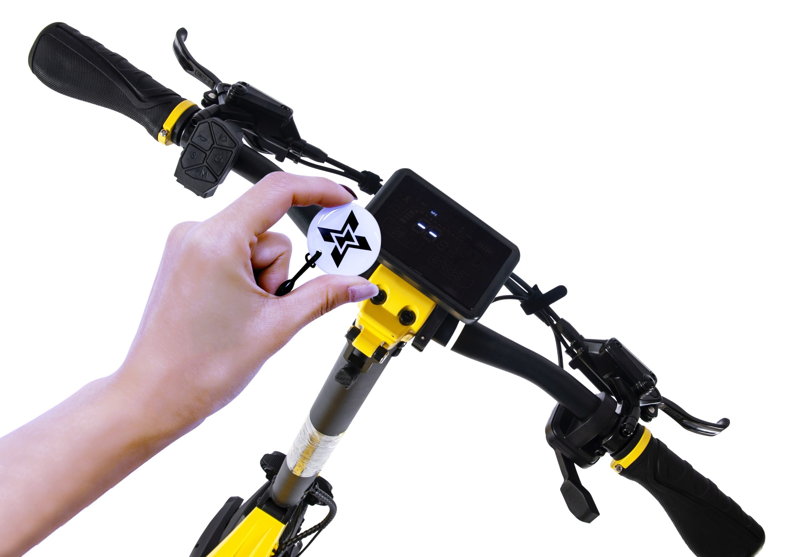 Dłoń trzyma czarno-biały dysk z gwiazdą na hulajnodze elektrycznej.