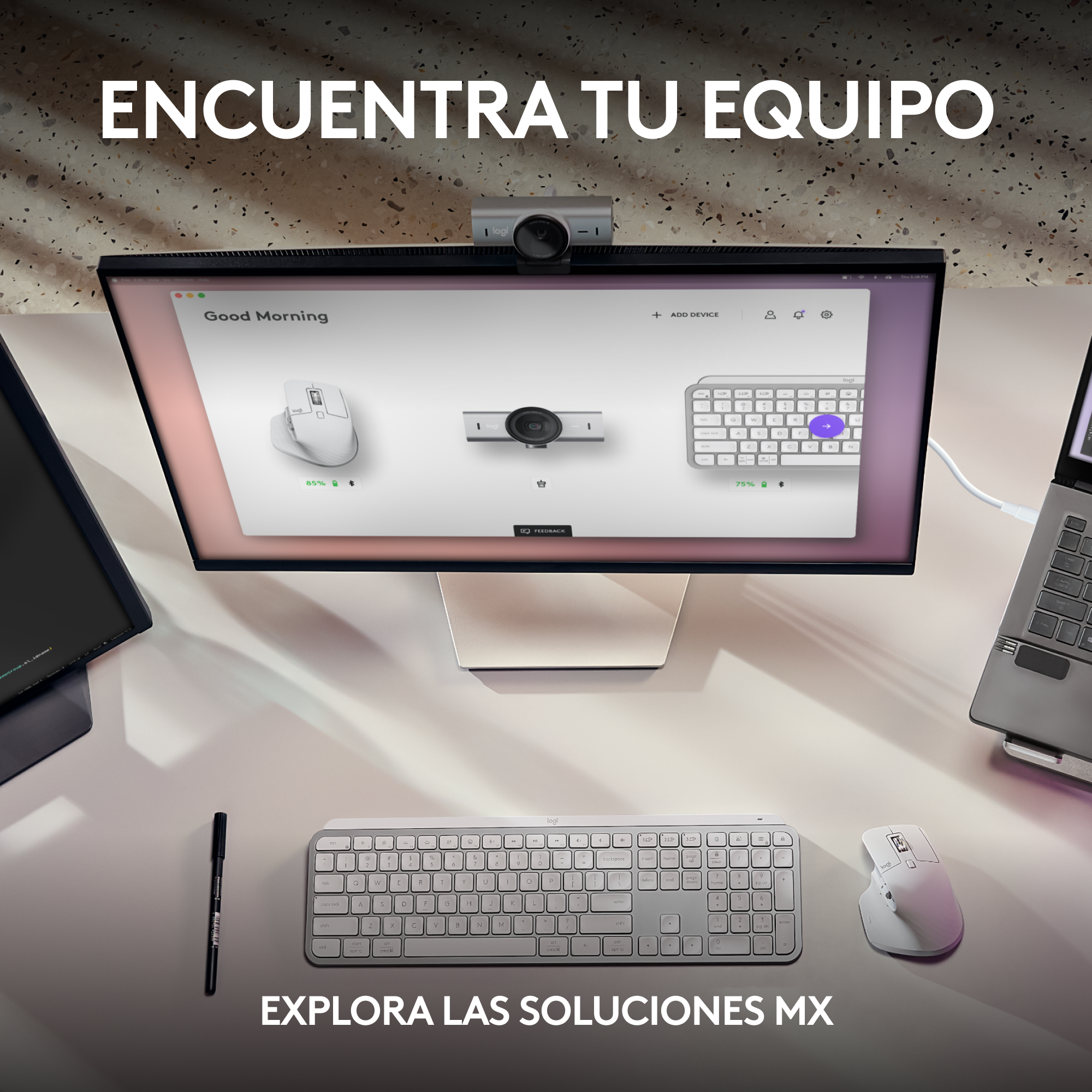 Un lugar de trabajo con un monitor que muestra una página web, un teclado y un ratón, con texto arriba.