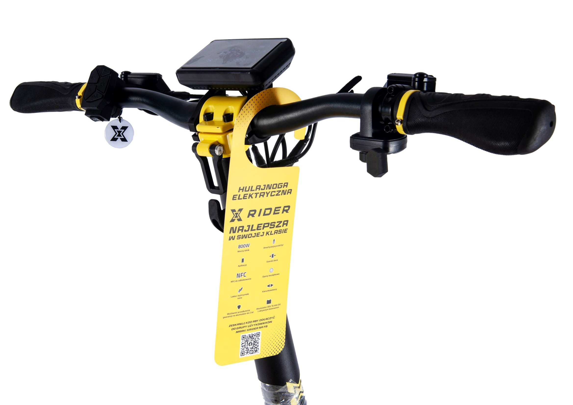 Kierownica skutera elektrycznego z wyświetlaczem, etykietą i elementami sterującymi, białe tło.