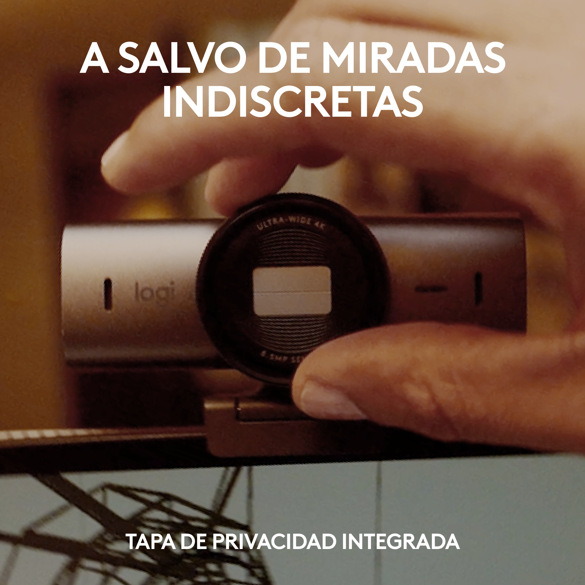 Una mano sosteniendo una cámara web con una cubierta de privacidad.