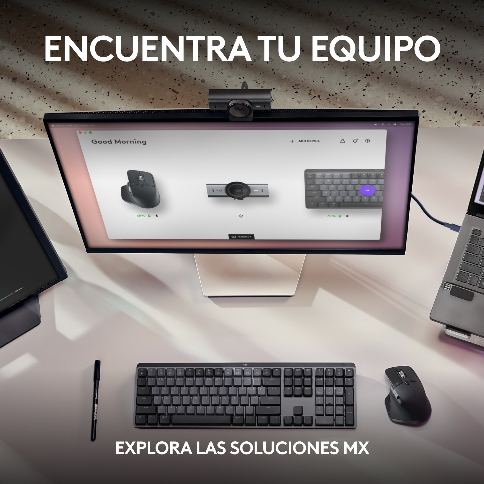 Configuración de escritorio con monitor mostrando software. Teclado y ratón negros en primer plano.