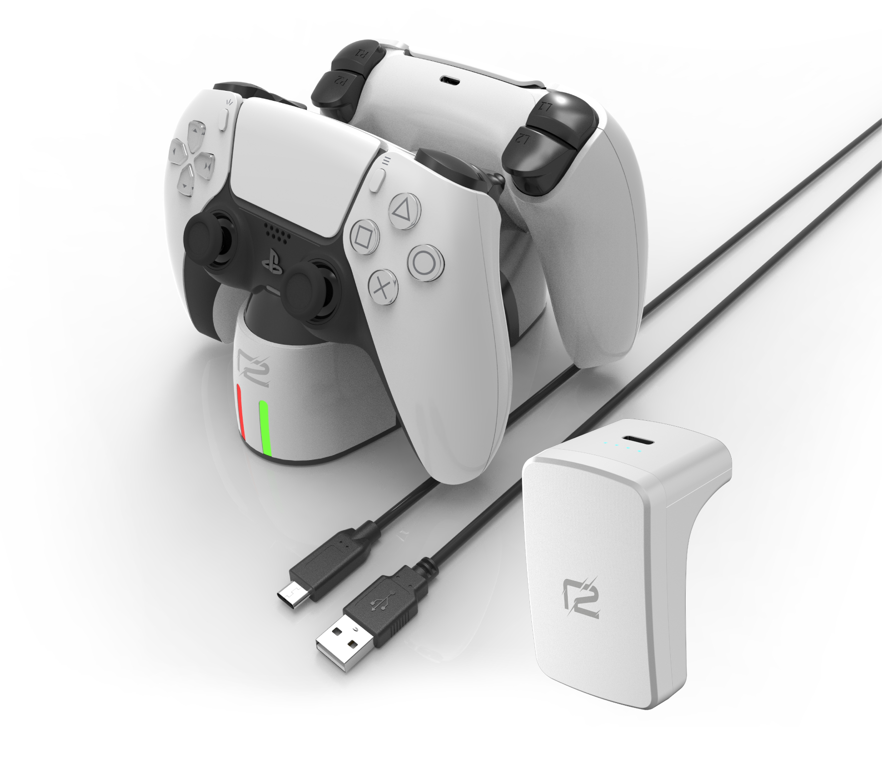 Zwei weiße PS5-Controller auf einer Ladestation mit separatem Ladegerät.