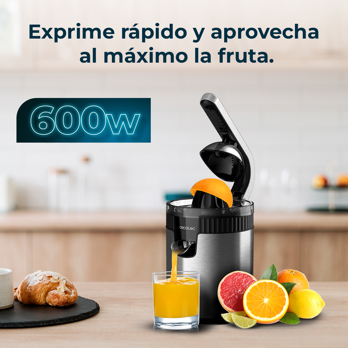 Exprimidor con naranja exprimiéndose, zumo en vaso, frutas y texto 600W sobre fondo claro.