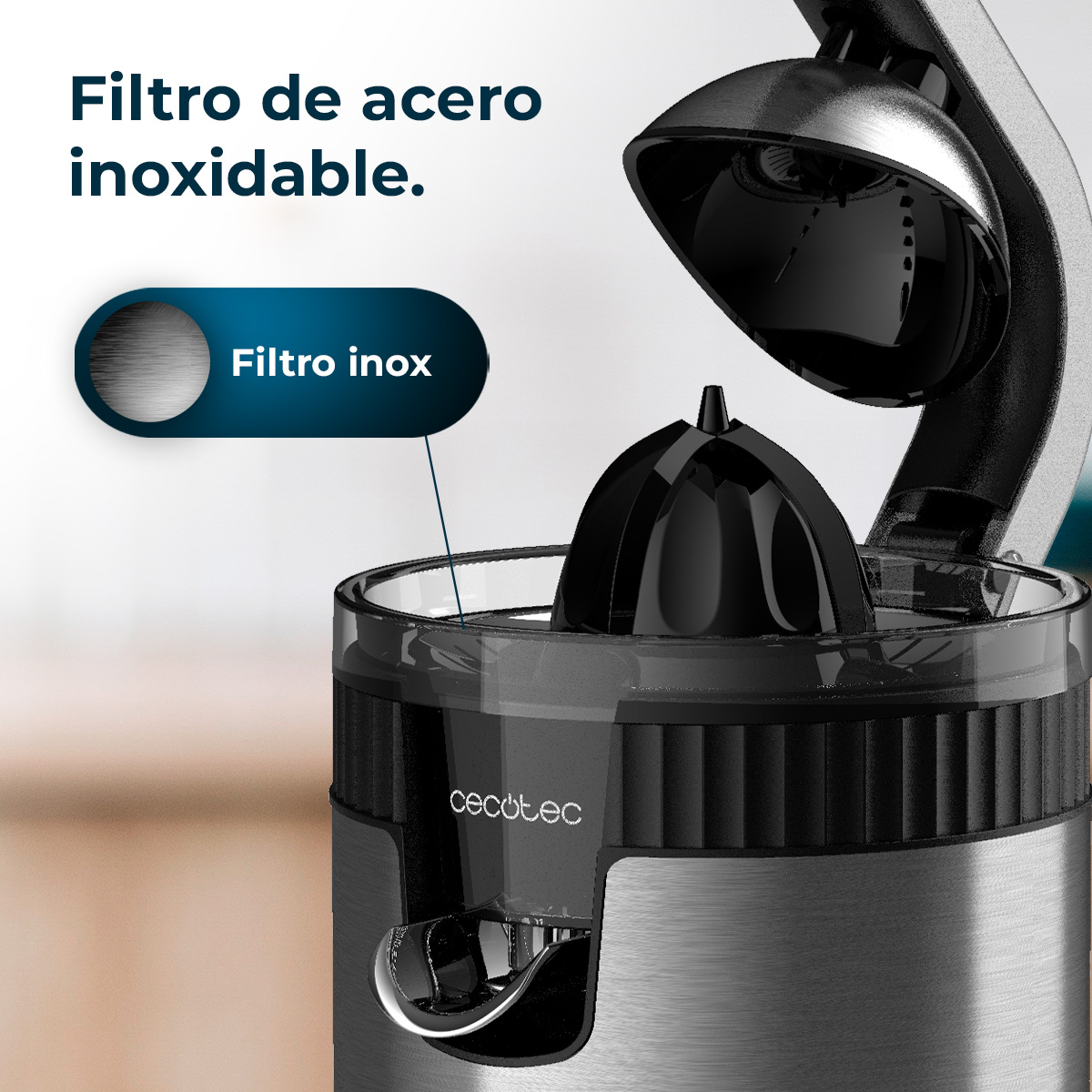 Primer plano de una exprimidora con filtro de acero inoxidable y un reamer negro. La exprimidora es plateada y negra.