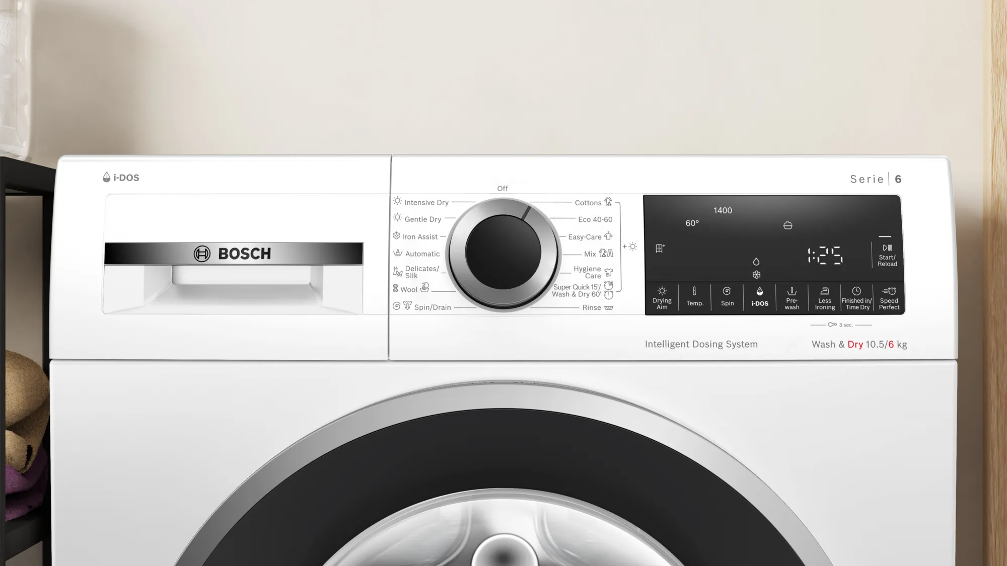 Egy fehér mosógép közelképe vezérlőpanellel és Bosch logóval.