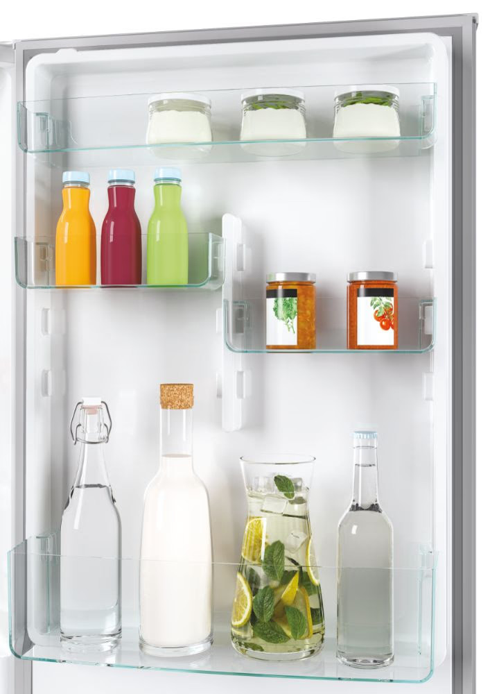 Wnętrze lodówki z różnymi napojami i produktami spożywczymi na półkach.