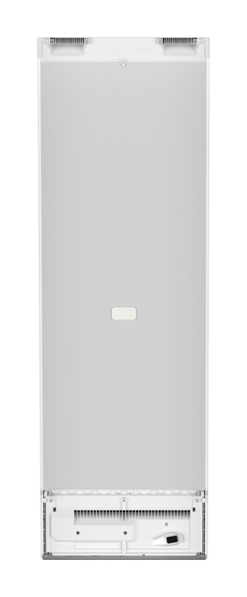 Ein hoher weißer Kühlschrank vor weißem Hintergrund.