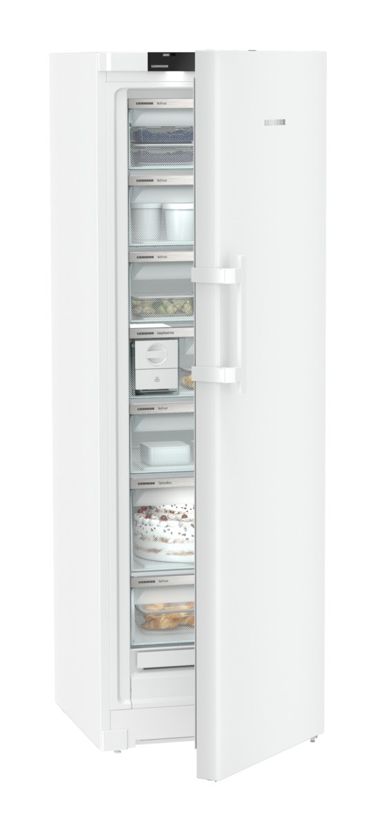 Ein weißer Kühlschrank mit offener Tür. Er hat mehrere Regale.