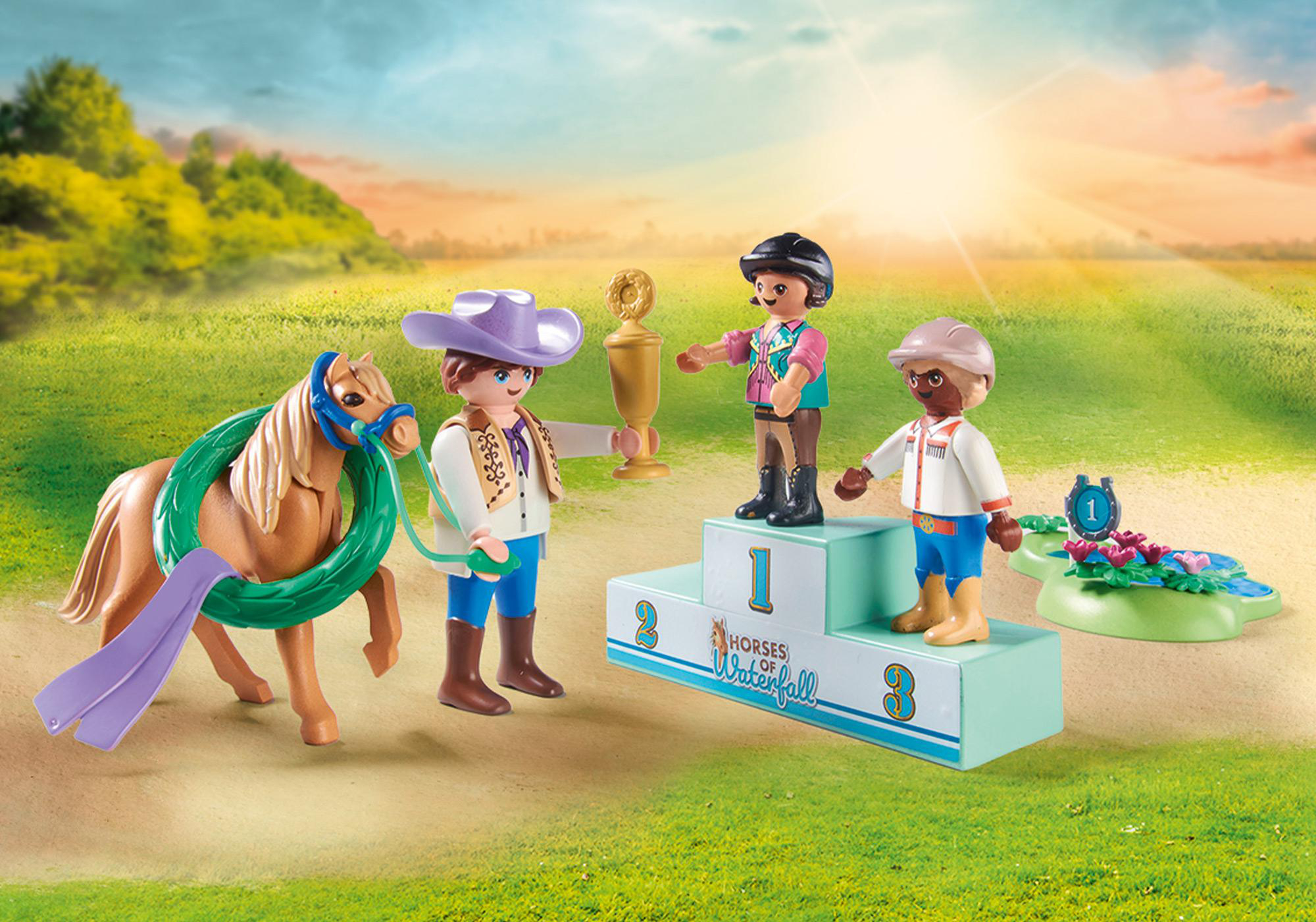 Spielzeugpferd, Figuren auf einem Podest und ein blaues Becken, mit sonnigem Himmel.