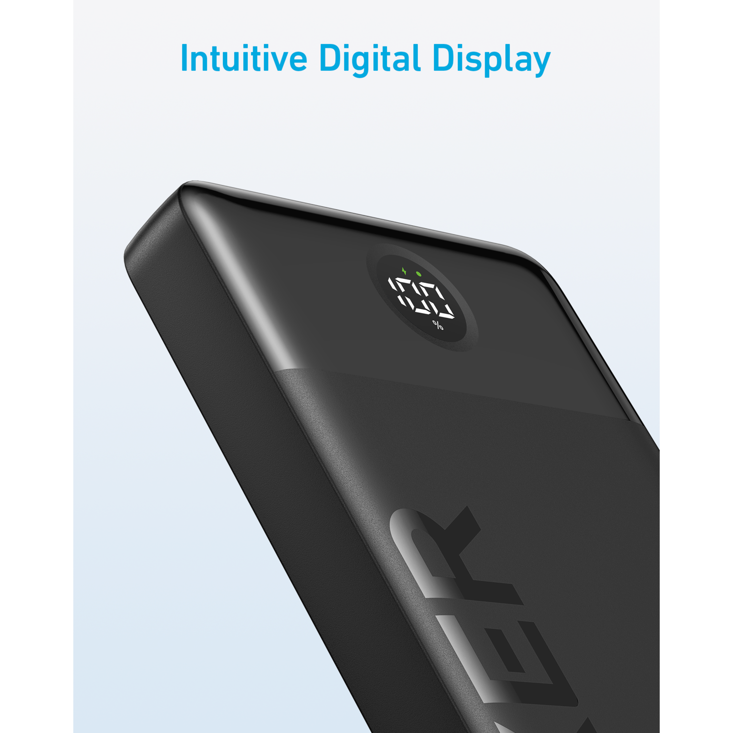 Een zwarte powerbank met een digitaal display dat 100% weergeeft.