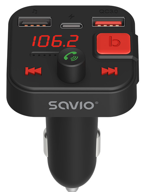Czarny adapter samochodowy Savio z portami USB, czerwonym wyświetlaczem pokazującym 106.2 i czerwonym przyciskiem. Ma przycisk połączenia.