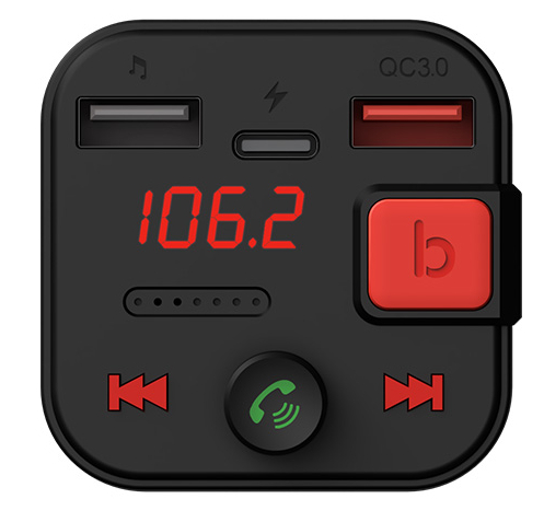 Czarna ładowarka samochodowa pokazuje częstotliwość radiową 106.2 i czerwone przyciski sterowania.