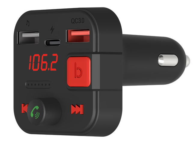 Czarna ładowarka samochodowa z czerwonym przyciskiem i wyświetlaczem pokazującym 106.2. Widoczne są liczne porty.