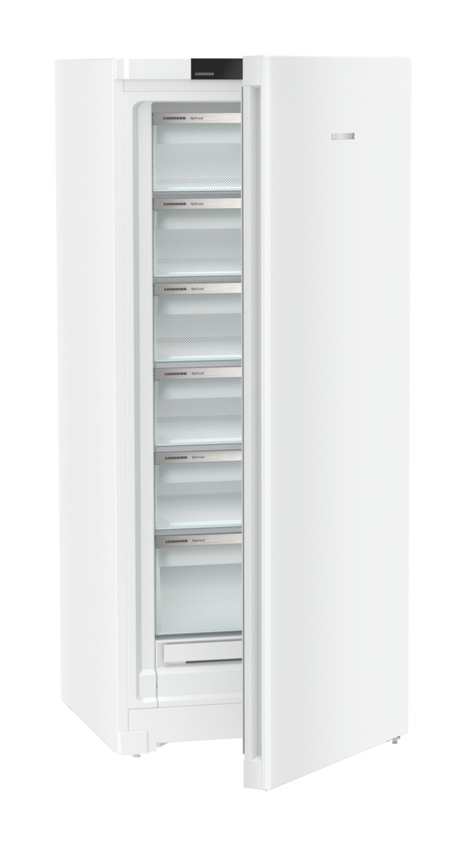 Weißer Kühlschrank mit offener Tür, die Regale zeigt. Der Innenraum ist sauber und bietet Stauraum für Lebensmittel.