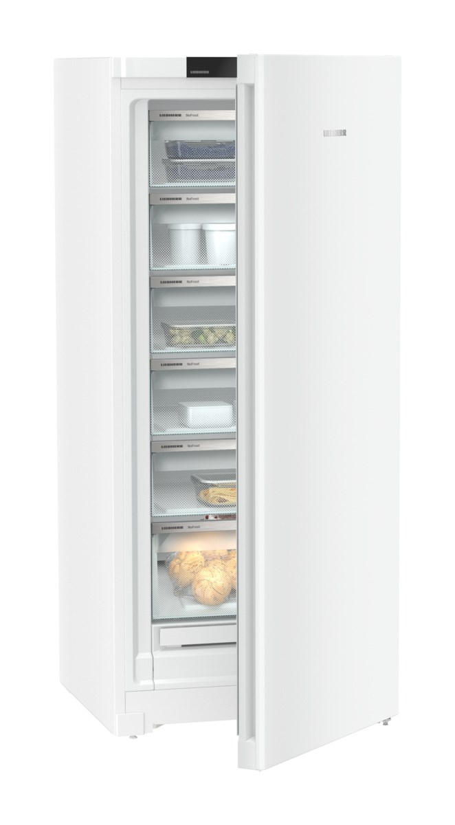Weißer Kühlschrank mit offener Tür, die Regale mit Lebensmitteln zeigt. Weißer Hintergrund.