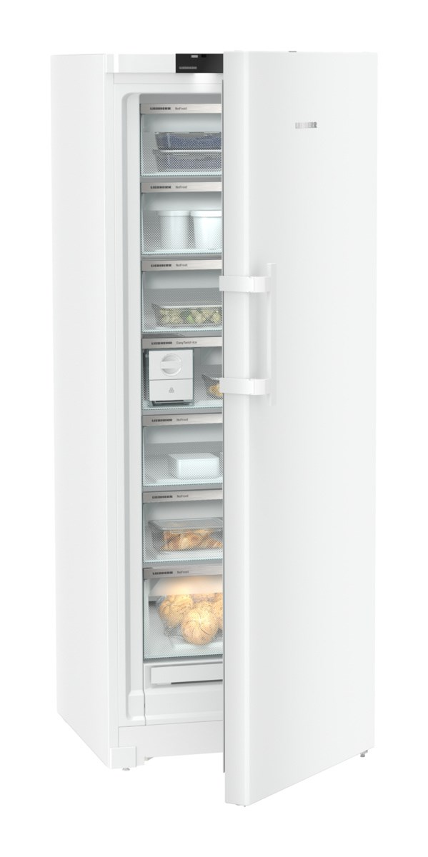 Weißer Kühlschrank, teilweise geöffnet, zeigt Regale mit Lebensmitteln.