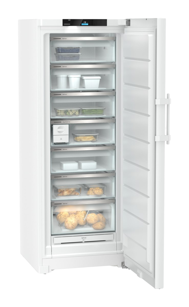 Weißer Kühlschrank mit offener Tür. Regale mit Essen, digitale Anzeige oben.
