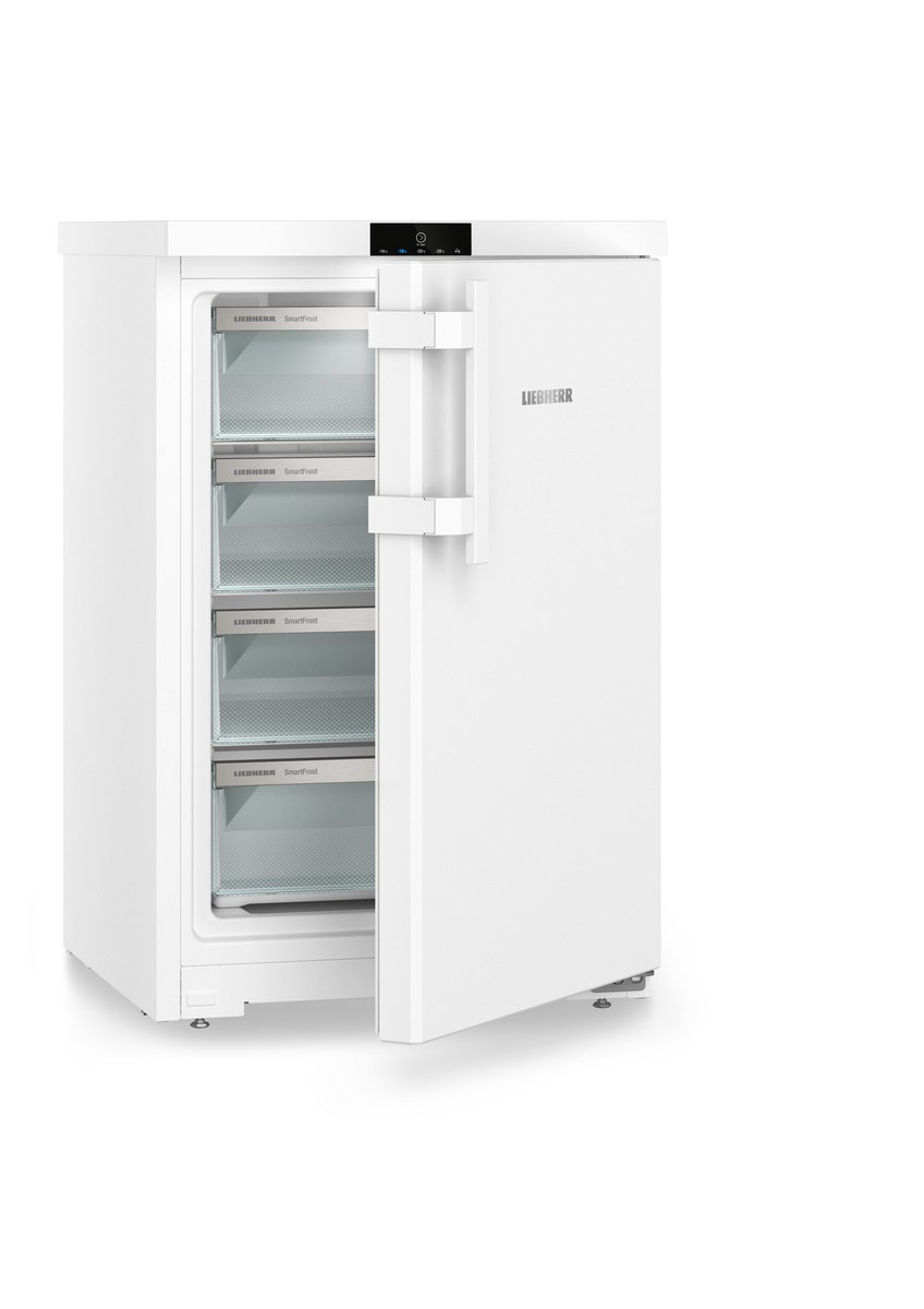 Weißer Kühlschrank mit offener Tür. Innen gibt es Regale und Schubladen. Sauberes, modernes Design.