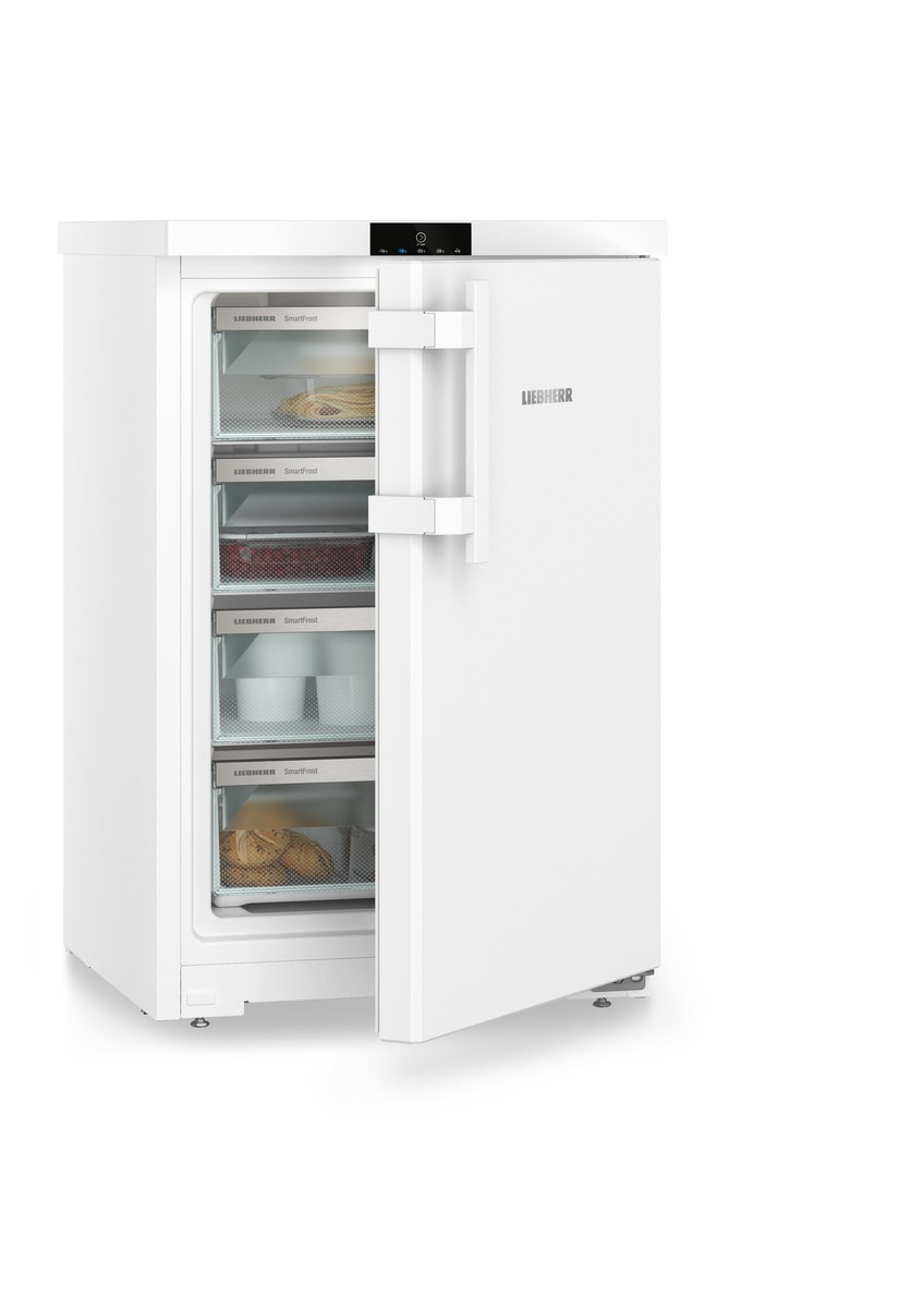 Ein weißer Kühlschrank mit offener Tür, der Regale mit Lebensmitteln zeigt, vor weißem Hintergrund.