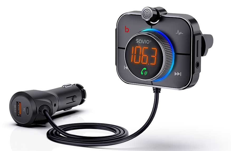 Czarny zestaw samochodowy Savio z cyfrowym wyświetlaczem pokazującym częstotliwość radiową i kablem do ładowania.