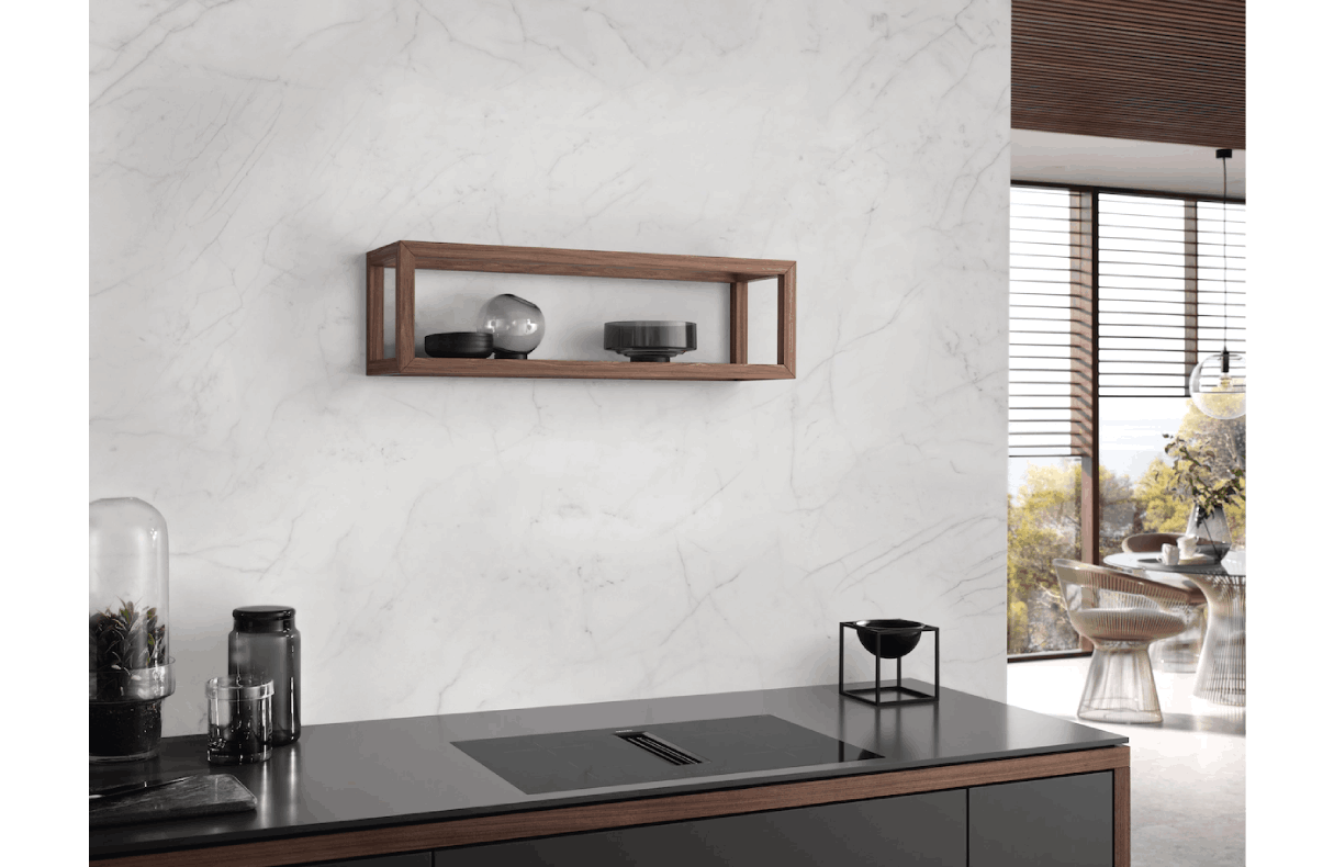 Escena de cocina moderna. Estante de madera en pared de mármol, encimera negra, isla.