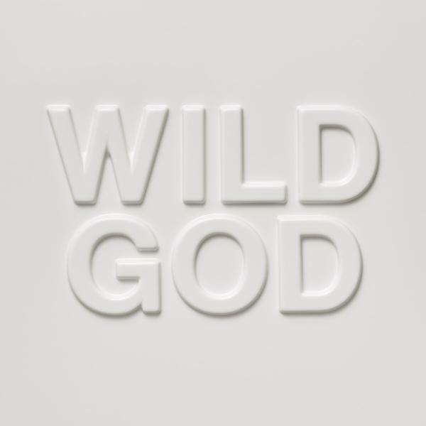 Witte achtergrond met de woorden "WILD GOD" in vette, witte, verhoogde letters.