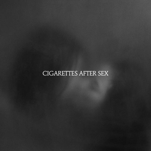 Fond noir avec texte blanc : Cigarettes After Sex. Les mots sont au centre.