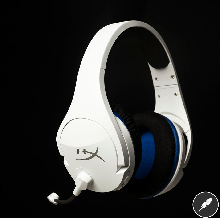 Weißes Gaming-Headset mit schwarzem Mikrofon auf schwarzem Hintergrund. Blaue und schwarze Ohrpolster.