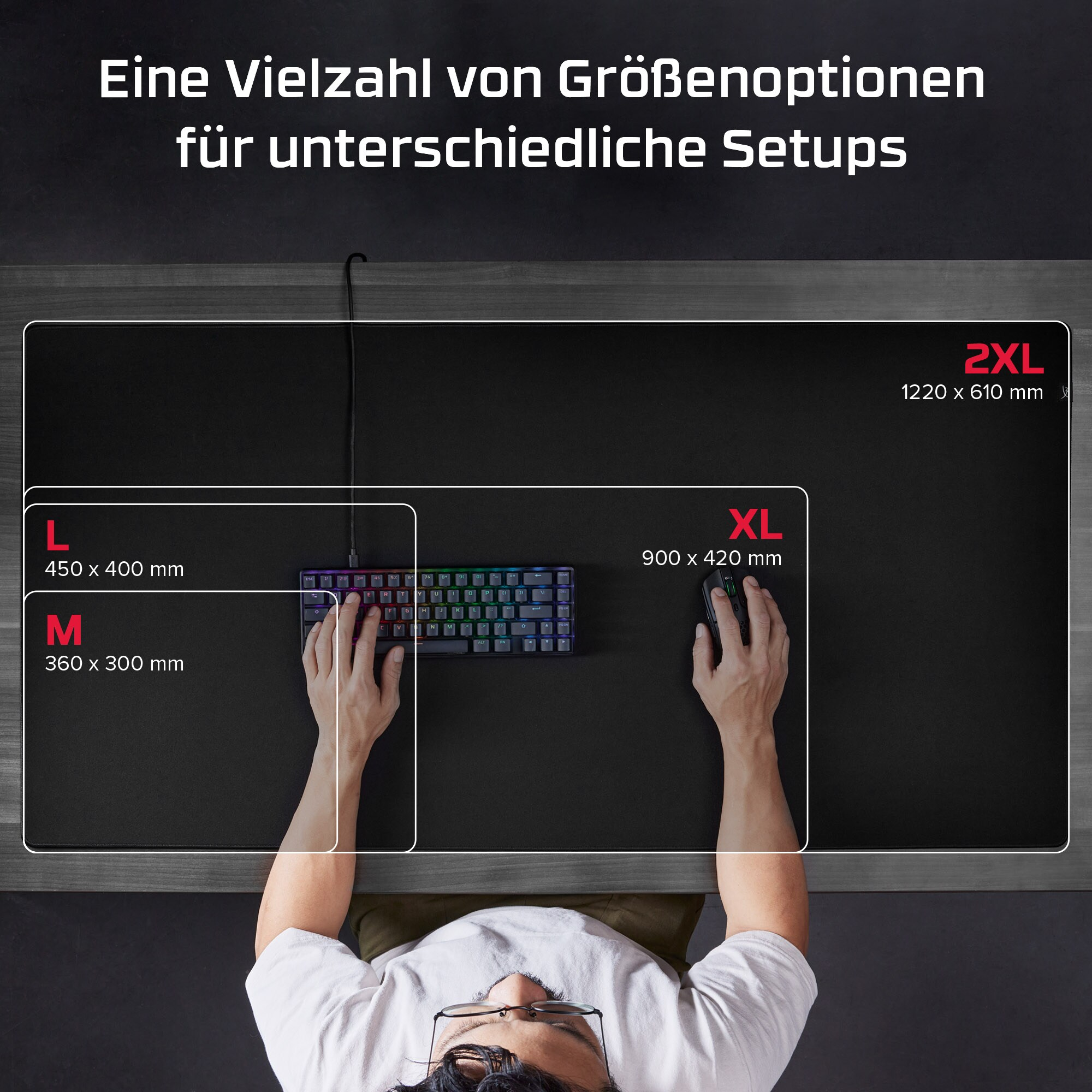 Person benutzt Tastatur und Maus auf schwarzer Oberfläche mit Größenangaben.