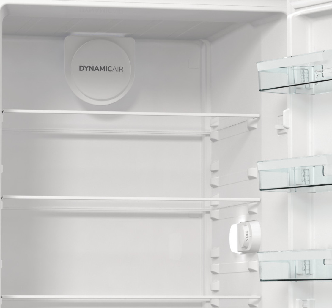 Wnętrze lodówki z półkami, filtrem powietrza i pustą przestrzenią. Białe i czyste.