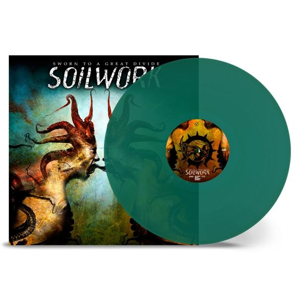 Albumcover mit Monsterillustration. Eine grüne Vinyl-Schallplatte befindet sich rechts.