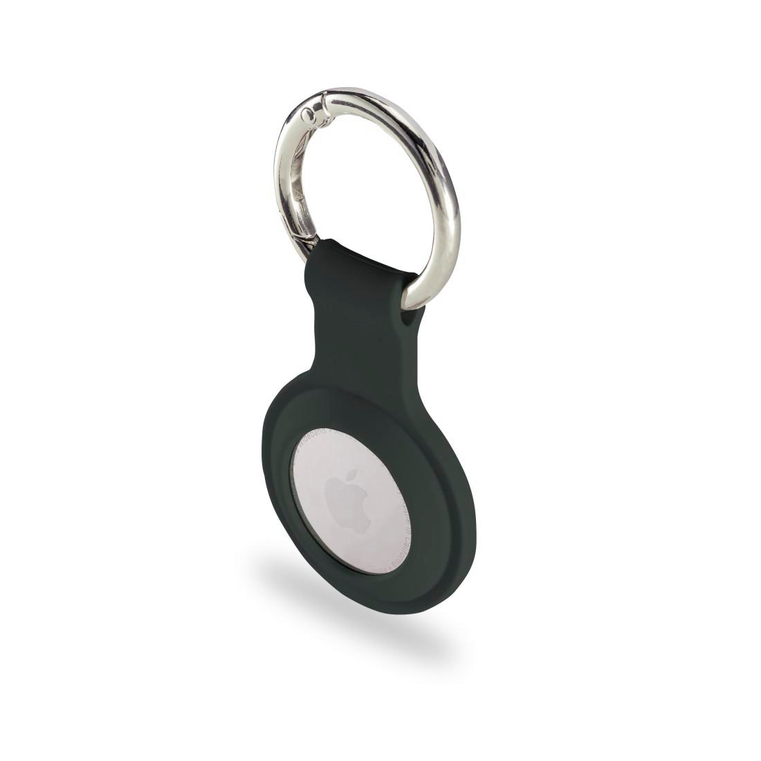 Schwarzes AirTag in dunkelgrünem Halter mit silbernem Karabiner auf weißem Hintergrund.