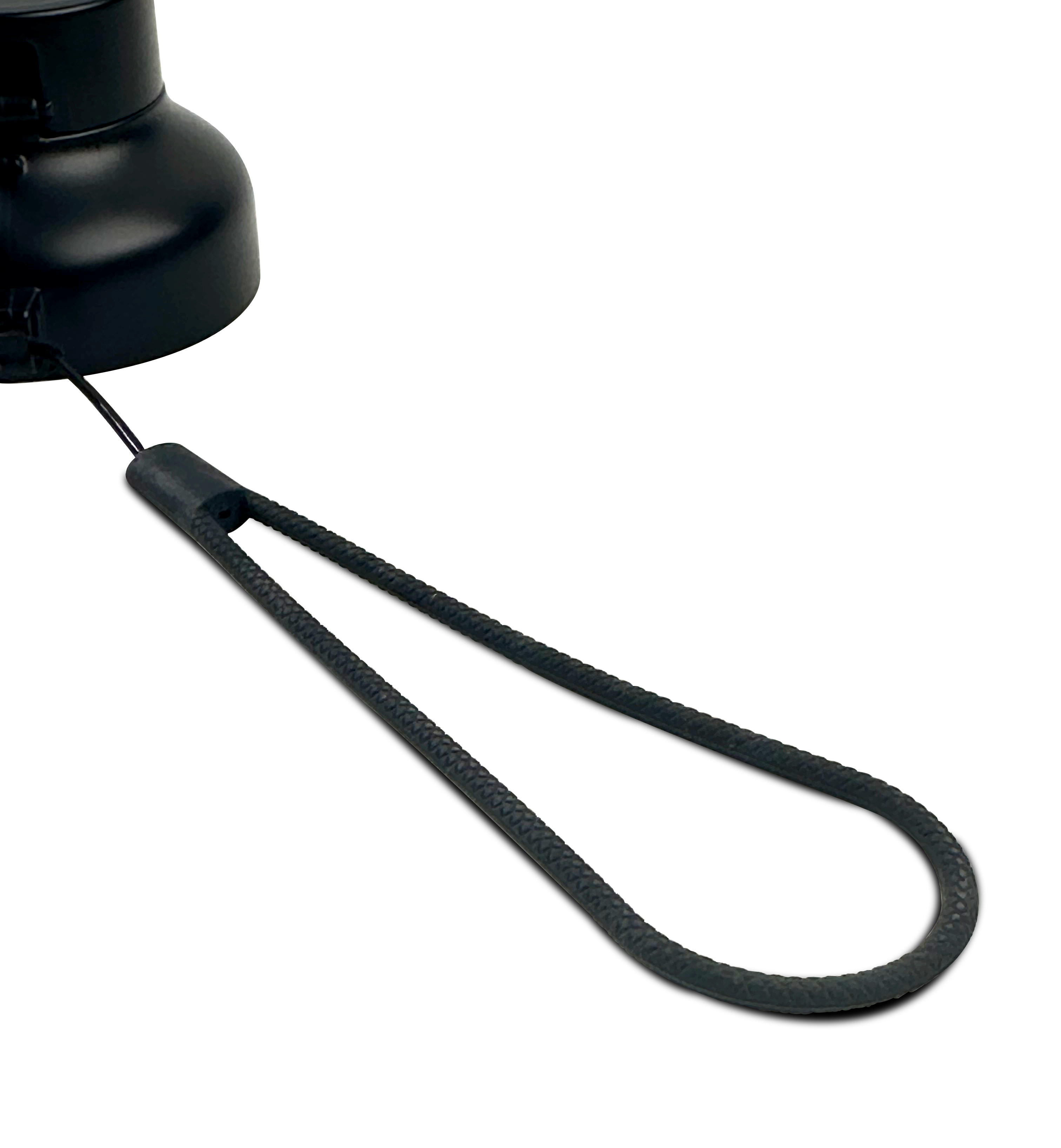 Ein schwarzes Schlüsselband mit Schlaufe, verbunden mit einem schwarzen Flaschenverschluss, vor weißem Hintergrund.
