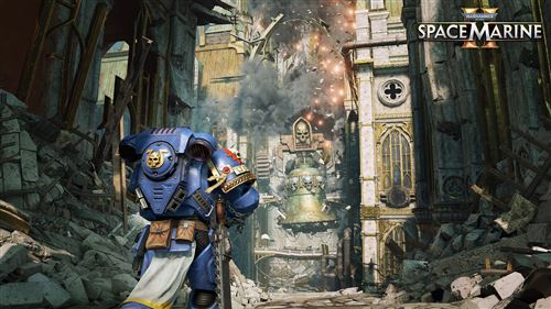 Un marine espacial con traje azul camina hacia una iglesia en una zona de guerra.