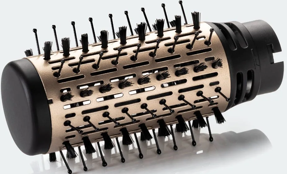 Una spazzola rotonda per capelli con setole e un manico. Colore oro chiaro, sfondo bianco.