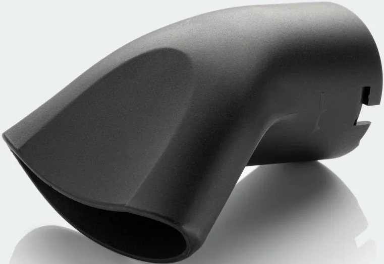 Un oggetto di plastica nera, curvo e angolato, con un'apertura e un punto di connessione.